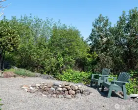 Cozy fire pit for s'mores