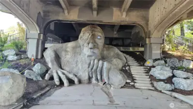 3 minute walk to the Troll!
