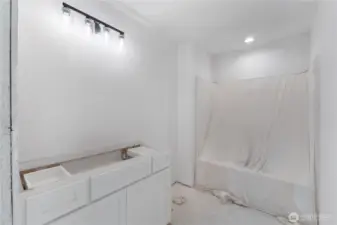 Full hall bath upstairs.