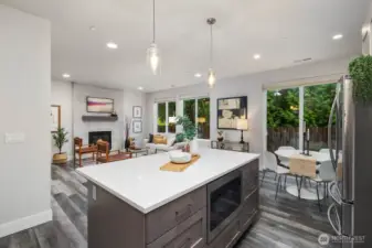 Large island with built in microwave.