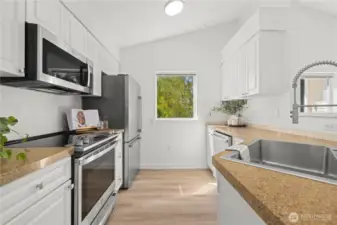 Perfect sized kitchen with large sink!