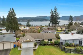 With views of Lake Sammamish and the Cascades, this lovely daylight rambler is a must-see.