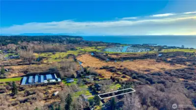 Point Roberts is just a short escape away from Vancouver, with a Marina, Beaches, Restaurants, Parcel Service Outlets, Market Place and a Golf Course.