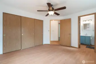 Primary Bedroom w/Ensuite Bathroom