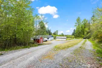 Awesome circular driveway for easy turning around with trailers, etc..