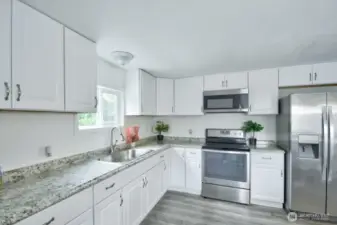 Remodeled kitchen w/ new appliances