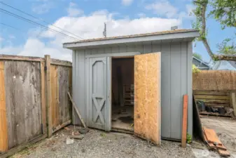 Newer garden shed on the side of the house
