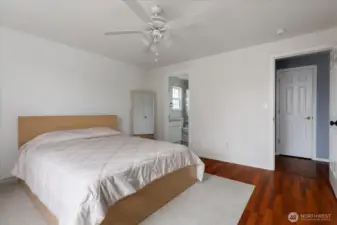 Primary suite featuring its own en suite bathroom.