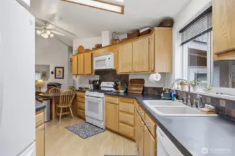 This kitchen is very well laid-out and has a great work triangle!