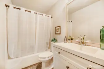 Full Bathroom w/soaking tub & shower