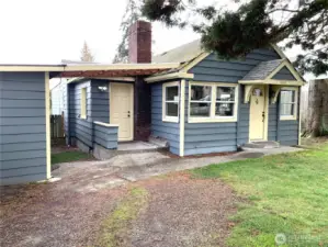 Another vantage...Yellow door on left side accesses the utility room for main house.