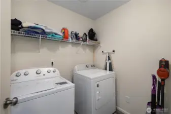 Great-sized upstairs laundry - washer/dryer stay!
