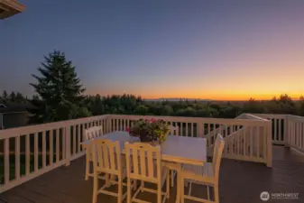 Sunset with the Olympics makes for the perfect backdrop for alfresco dining.