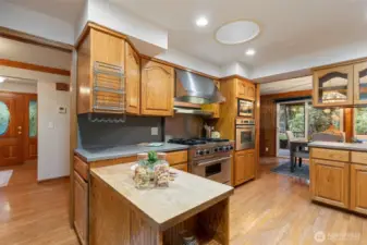 Walk around floor plan ideal for entertaining