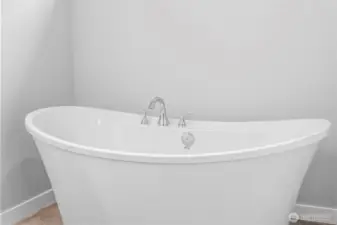 Free standing primary tub