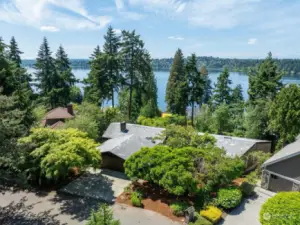 The home is perfectly situated on a lovely cul-de-sac in the prime neighborhood of Lakeview Highlands on the west side of Mercer Island.