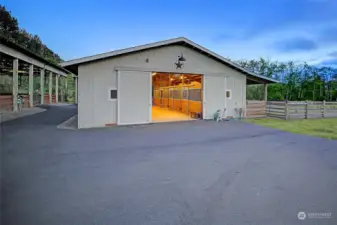 Barn with room for 4 horses