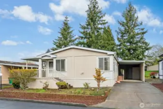 Welcome home to the highly desirable Premier 55+ Cardinal Estates Park