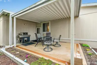 Enjoy sunny back yard w/ spacious deck