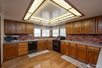 abundant storage/cabinets, hardwood floors
