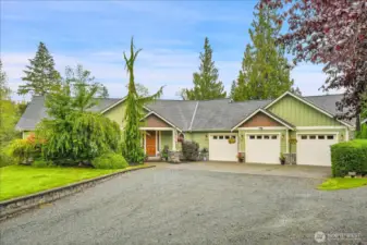 With over 4500 sq.ft, there is room for everyone and everything!