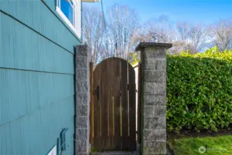 Side Gate