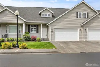 Welcome to this nearly 1800 SqFt golf course condo in the heart of Lynden!