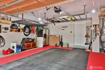 A garage worth photographing. Tidy and with a plenty of utilitarian features. Additional refrigerator conveys.