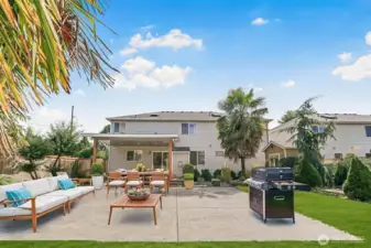 BEAUTIFUL SPACIOUS BACK YARD