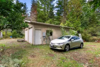 The detatched garage has water and electricity for RV hook-up and more.