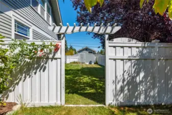 gate to side yard