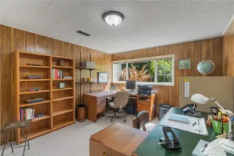daylight basement office, with closet.