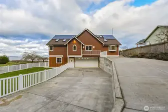 Big paved driveway, tons of parking / attached garage. Entrance on upper & lower level.