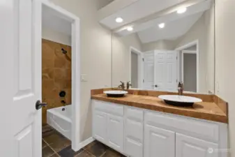 Compartmented hall bathroom