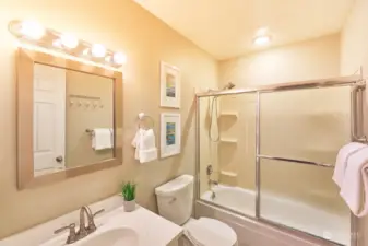 Nicely updated full bathroom