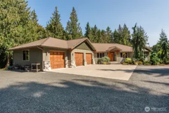 1182 SF, 3-Car Garage + Full RV Hook-ups