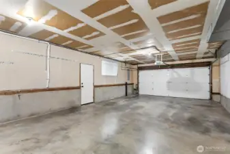 Large 700 sf garage