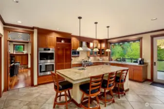 Large Kitchen w/walk in Butlers pantry