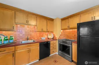 Loads of cabinet space a deep sink and under-counter lighting provide a good quality work space.