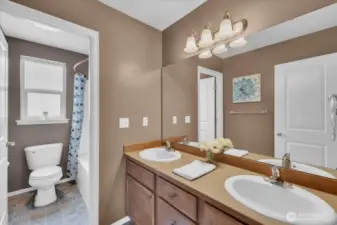 Full bath w/ 2 sinks on upper level