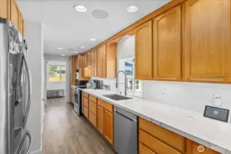 New stainless appliances & quartz countertop