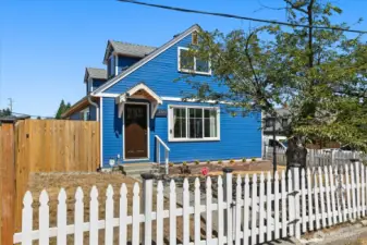 Cute fenced front yard