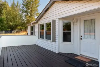 Large deck for BBQ and relaxing on the outskirts of town of Winthrop.