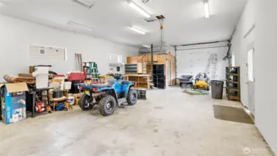 Detached shop with bathroom