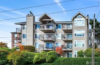 This well maintained and very well run building has great reserves & low dues!