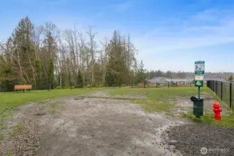 Community features a fenced in dog park