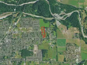 Birdseye view showing the surrounding area with the approximate boundaries of the property in red.