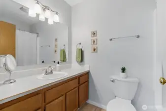 Full bath off the hallway