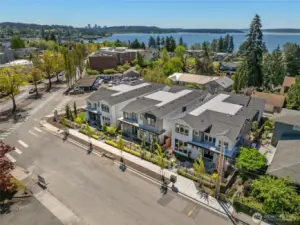 Excellent location, a short walk to downtown Kirkland & three blocks to Heritage Park!
