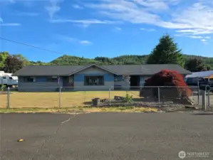 Look at that Backdrop, WOW! Newer roof too.